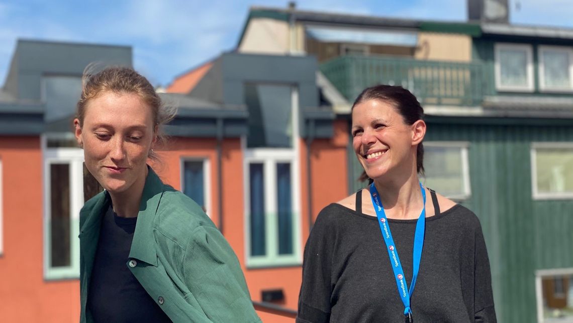 to ansatte utenfor Helseinnovasjonssenteret som smiler. På bildet ser vi Runa Overå Hide og Nina Zisko.