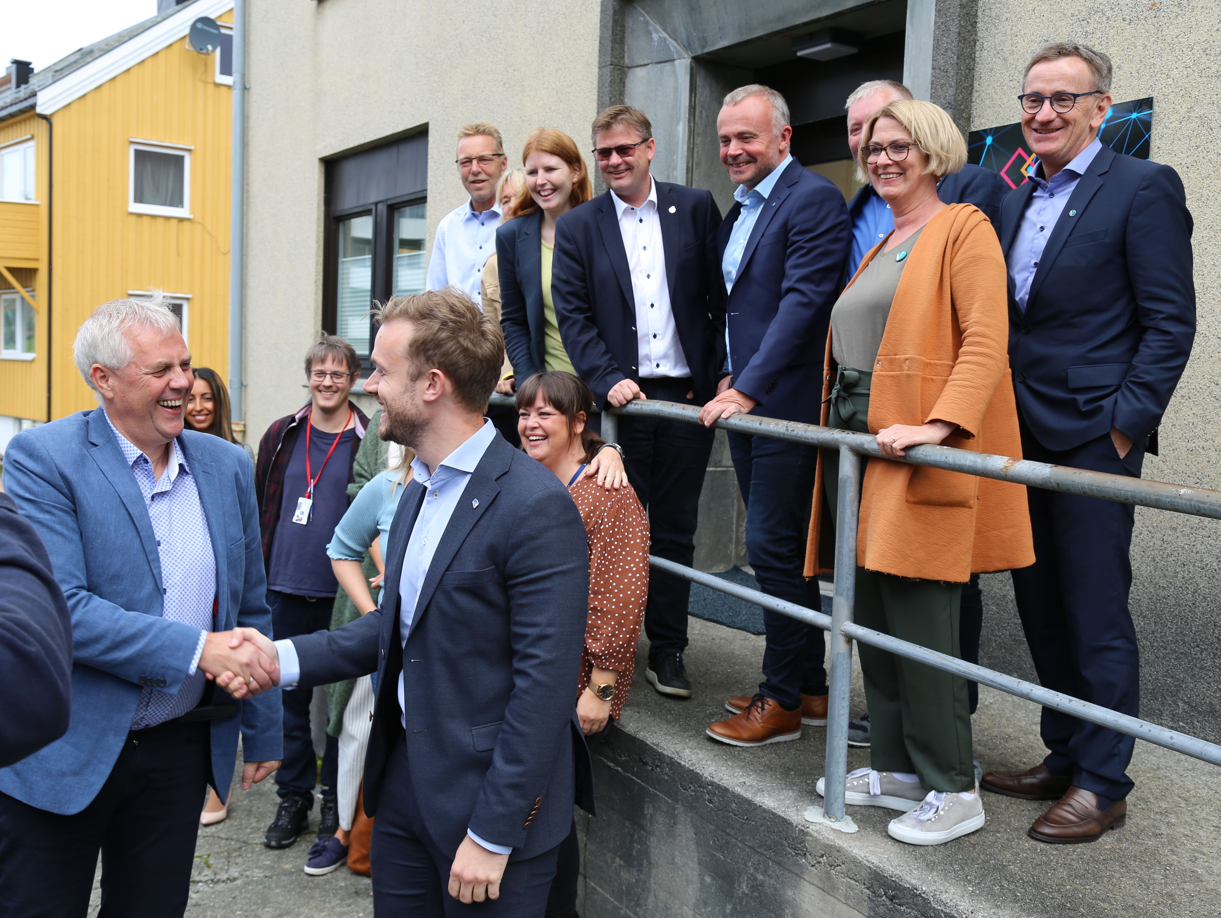 Helseinnovasjonssenteret Kristiansund shaking hands 