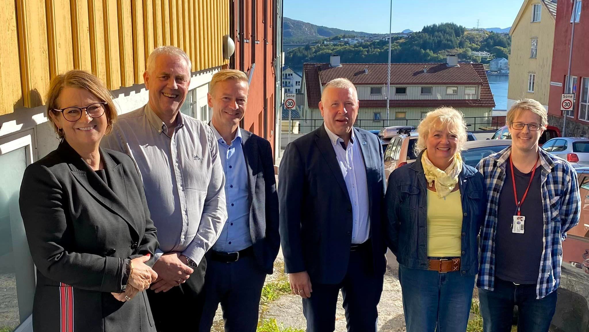 Høyre politikere stående i sola ute i Kristiansund 