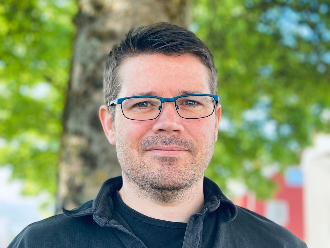mann tre i bakgrunnen portrett